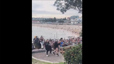 Avustralya'nın Sydney kentindeki plajda düzenlenen silahlı saldırıda yaralananların olduğu bildirildi