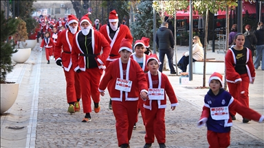 Priština trčala za humanost: Održan jubilarni mini-maraton "Trči Djeda Mraze"