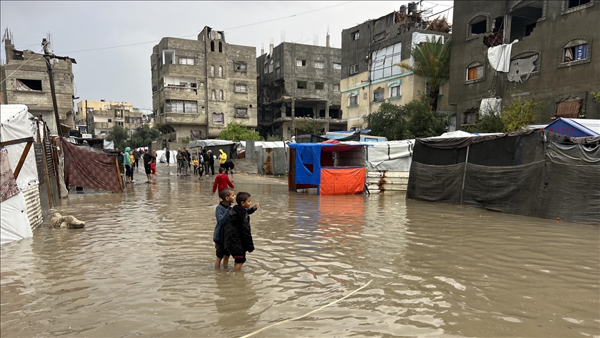 غزة.. إصابة فلسطينية وغرق مئات الخيام بمنخفض جوي جديد 