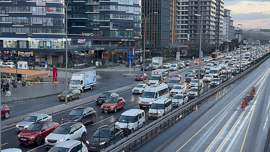 İstanbul'da haftanın ilk iş gününde trafik yoğunluğu yüzde 76'ya çıktı