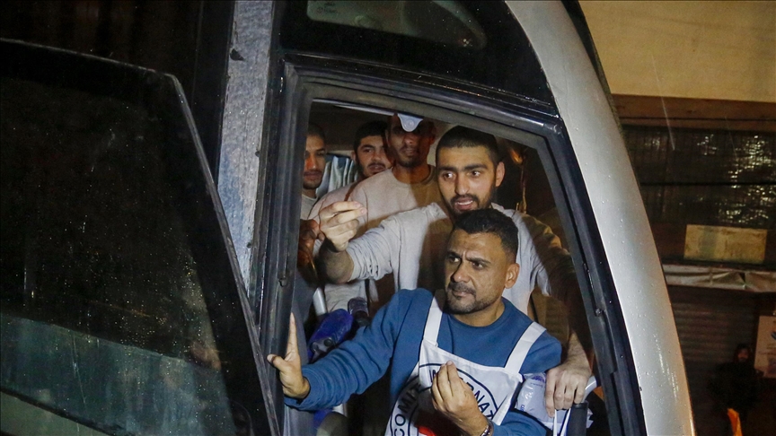 غزة.. إسرائيل تفرج عن 10 أسرى فلسطينيين ونقلهم لمستشفى