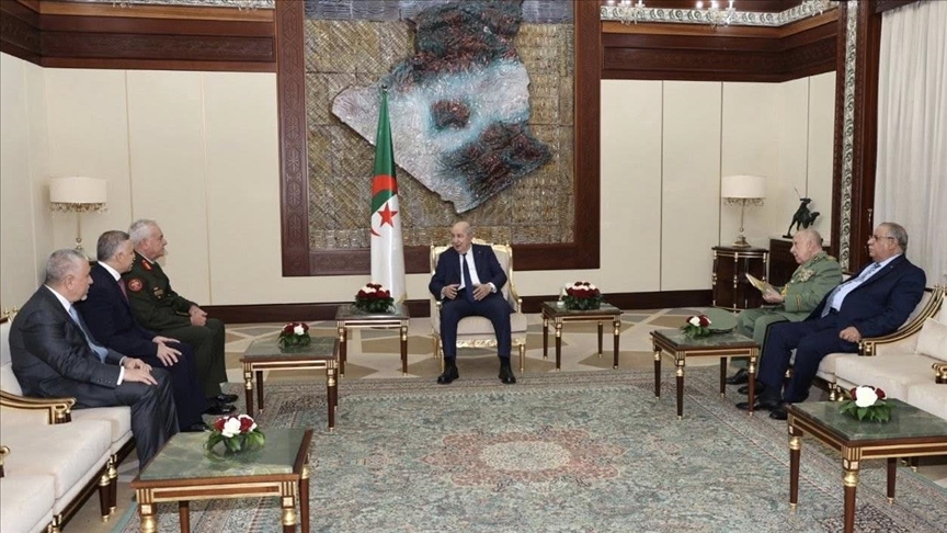 رئيس أركان الجيش الأردني يسلم تبون رسالة من الملك عبد الله الثاني