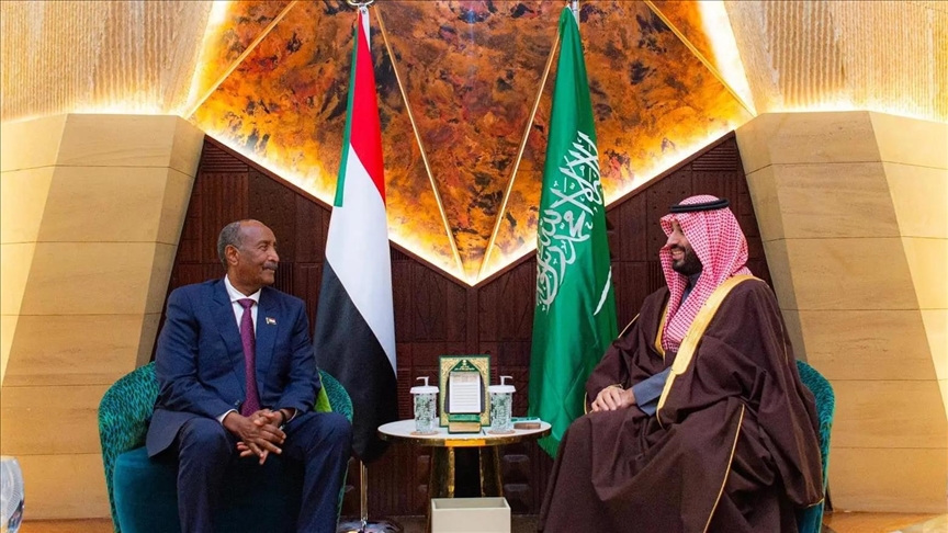 محمد بن سلمان يبحث مع البرهان جهود تحقيق الأمن في السودان 