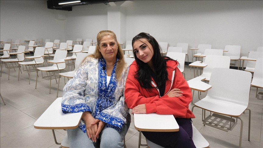 Suriyeli anne ve kızı, Türkiye'de eğitimle geleceğe tutunuyor