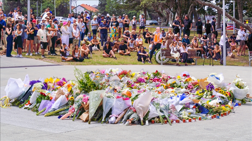 Vendosen lule në memorialin Bondi Beach pas të shtënave vdekjeprurëse në Sydney
