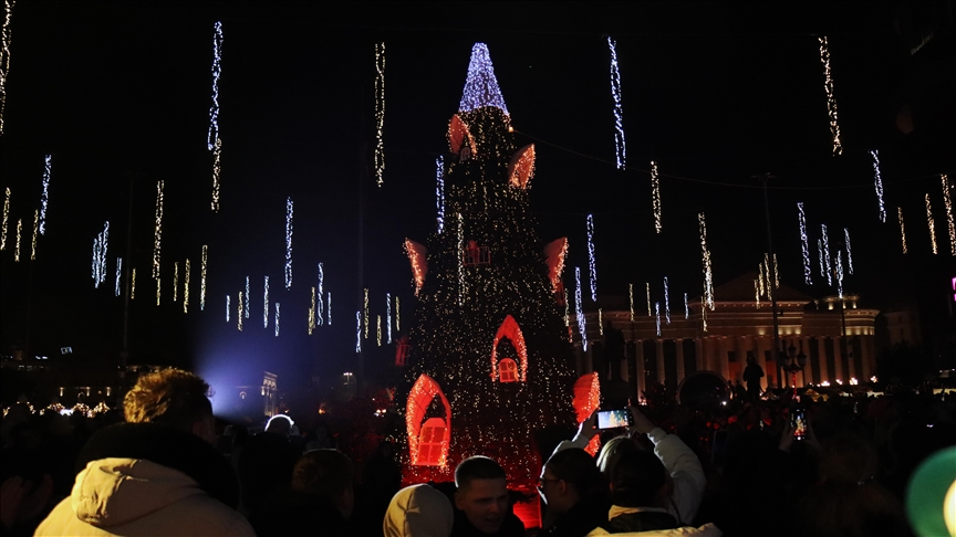 Dekorohet sheshi i Shkupit me rastin e festave të fundvitit