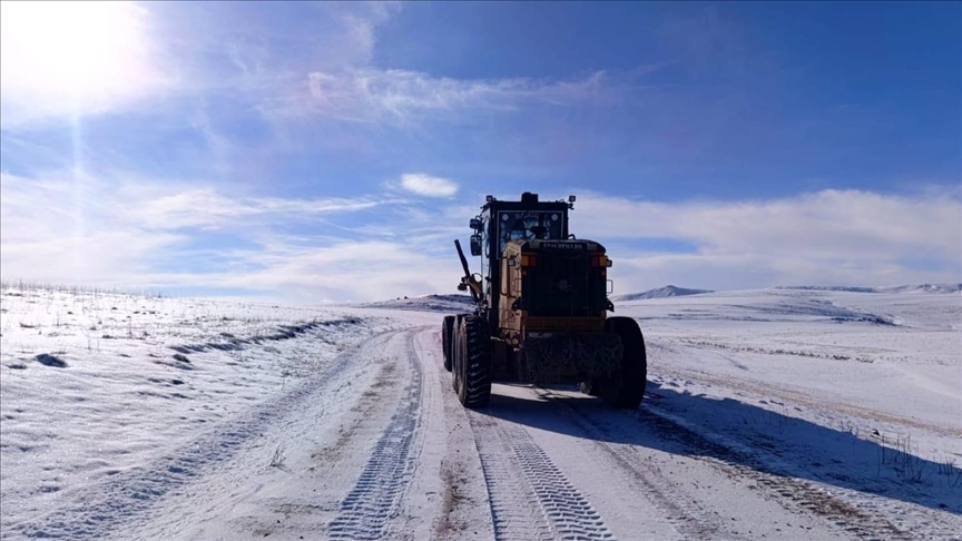 Li Wanê rêya 14 tax û gundan ên ku berfê girtîbûn, hatin vekirin