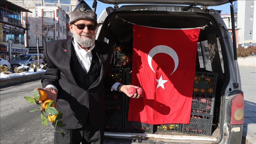 "Elmacı Dede" Hakkari'deki askerlere elma ve mandalina getirdi