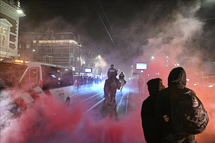 Холандската полиција приведе 22 лица на протест против настапот на музичар на израелската армија