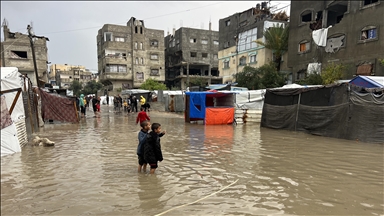 غزة.. إصابة فلسطينية وغرق مئات الخيام بمنخفض جوي جديد 