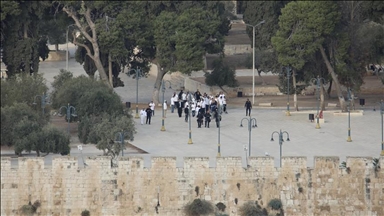 Kolonët ilegalë izraelitë sulmuan xhaminë Al-Aksa në Kuds për të festuar festën e Hanukkah