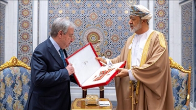 سلطان عُمان يمنح غوتيريش وساما من الدرجة الأولى 