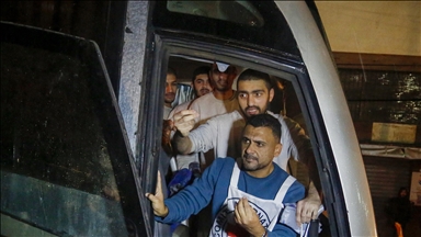 غزة.. إسرائيل تفرج عن 10 أسرى فلسطينيين ونقلهم لمستشفى