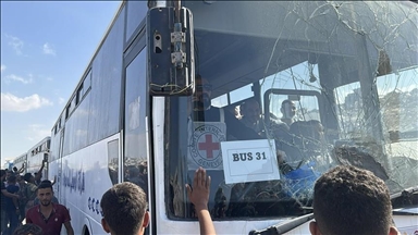 غزة.. إسرائيل تفرج عن 10 أسرى فلسطينيين ونقلهم لمستشفى