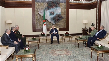 رئيس أركان الجيش الأردني يسلم تبون رسالة من الملك عبد الله الثاني