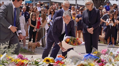 Položeno cvijeće na plaži Bondi nakon smrtonosne masovne pucnjave u Sydneyju