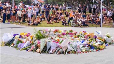 Положени цвеќиња пред павилјонот Бонди по смртоносното масовно пукање на плажата во Сиднеј