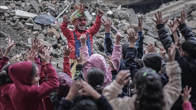 İsrail saldırılarında ailesini kaybeden Gazzeli palyaço, acısına rağmen çocukları güldürüyor