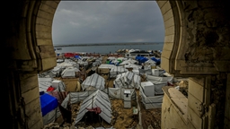 Gazze'de şiddetli yağış yerinden edilen Filistinlilerin çadırlarını sular altında bıraktı