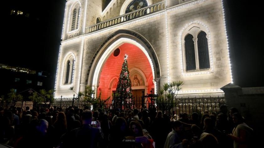 سوريا.. إضاءة شجرة الميلاد في كنيسة اللاتين باللاذقية