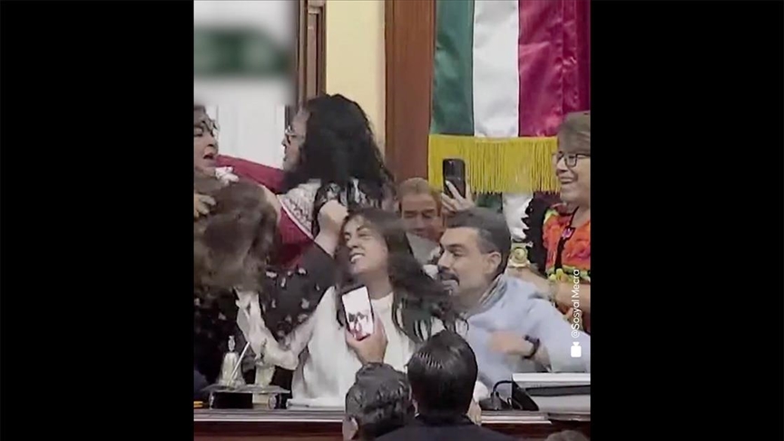 Meksika'da kent meclisi üyeleri oturum sırasında birbirlerinin saçlarını çekerek kavga etti