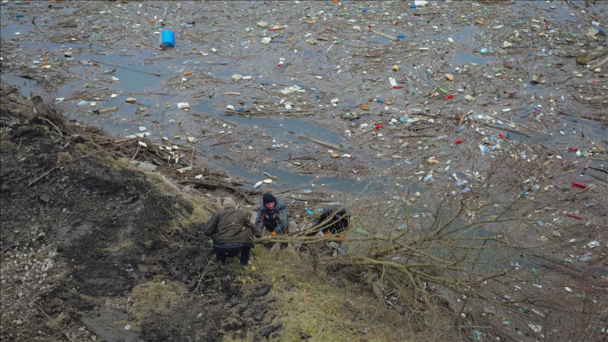 Sllovaki  vullnetarët pastruan mbeturinat e grumbulluara në digën e Ruzinit