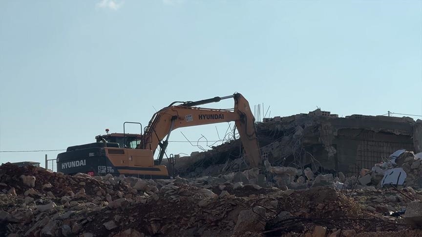 جرافات إسرائيلية تهدم منزلين وصالة مناسبات في القدس ورام الله