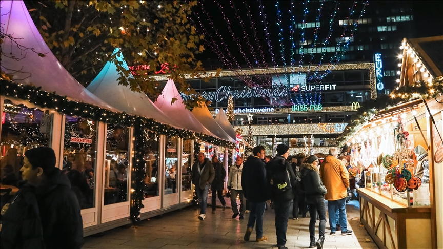 Tregjet e Krishtlindjeve në Berlin tërheqin turma njerëzish në vendet ikonike të qytetit