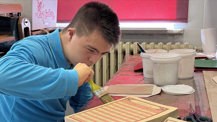 Down sendromlu Harun Efe, yetenekleriyle öğretmenlerinin gururu oldu 