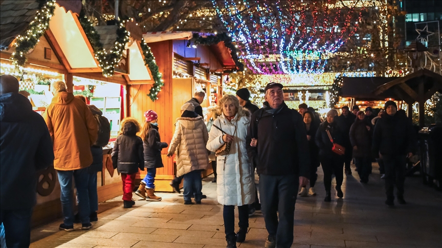 Божиќните базари низ Берлин привлекуваат голем број посетители