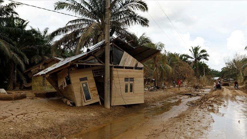 ژمارەی گیانلەدەستدان بەھۆی لافاو و ڕۆچوونی زەوی لە ئیندۆنیزیا بەرزبووەوە بۆ ھەزار و ٣٠ کەس