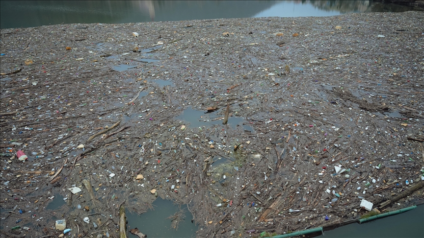  Словачка: Волонтери со акција за чистење на отпадот насобран кај браната Ружин