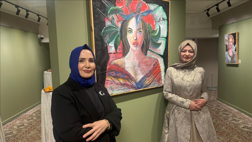 Ayşenur Şaylan'ın "Örtüşen İzler" sergisi sanatseverlerle buluştu