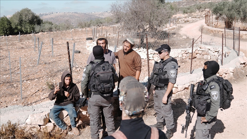 من عائلة واحدة.. إصابة 5 فلسطينيين بهجوم مستوطنين شرقي الضفة