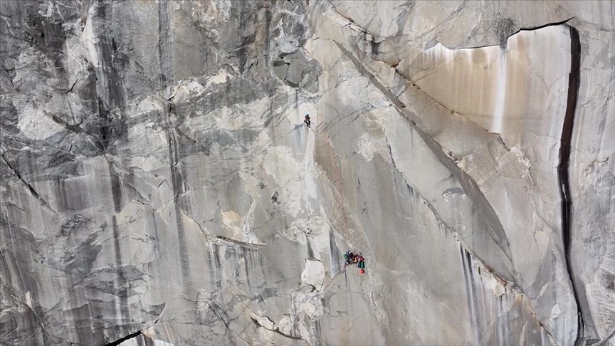 SHBA  alpinistët ngjiten në El Capitan në parkun kombëtar Yosemite në Kaliforni