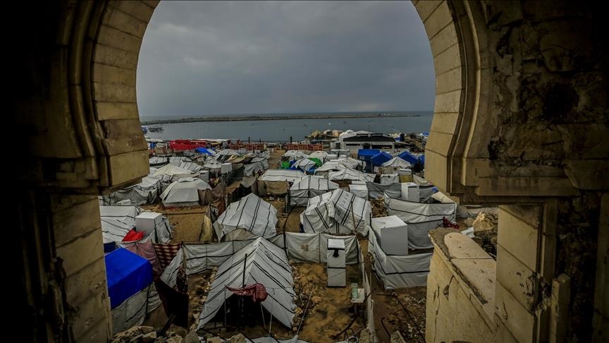 أمطار غزيرة تغرق مستشفى الشفاء وآلافا من خيام النازحين في غزة 