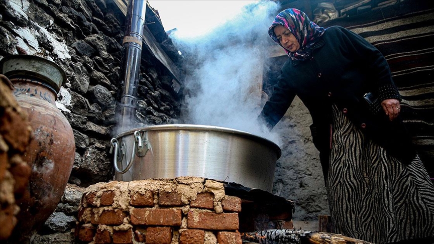 Uludağ'ın ormanlarından toplanan kozalaklardan pekmez yapıyorlar