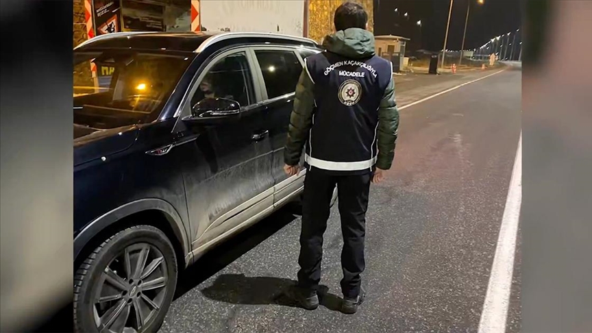 Ülke genelindeki denetimlerde 55 göçmen kaçakçısı ile 972 düzensiz göçmen yakalandı