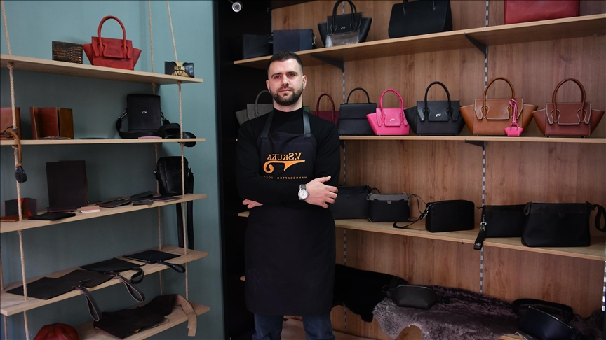 Албанија: Поранешен полицаец ја остави униформата за да се врати на својата страст за ракотворби