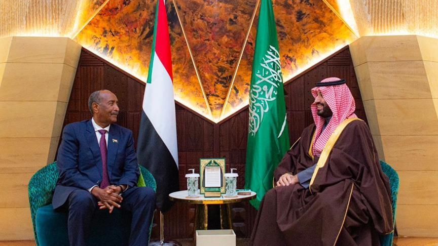 البرهان في الرياض.. مساع للسلام وسط اشتداد المعارك بالسودان (تقرير إخباري)