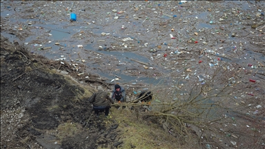 Sllovaki, vullnetarët pastruan mbeturinat e grumbulluara në digën e Ruzinit