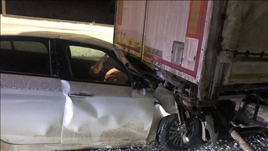 Li Qersê ajokarê otomobîlê yê ku li tirê qelibî birîndar bû