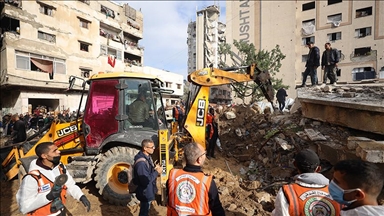 انتشال 30 جثمانا من عائلة فلسطينية تحت أنقاض منزل مدمر بغزة