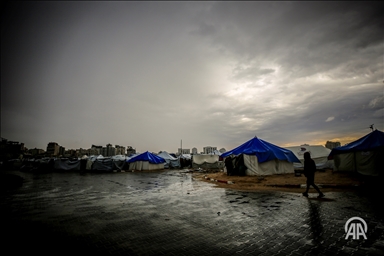 بەھۆی باران بارینی بەخوڕ نەخۆشخانەی شیفا و بە ھەزاران خێوەتی ئاوارەکان لە غەززە ژێرئاو کەوتن