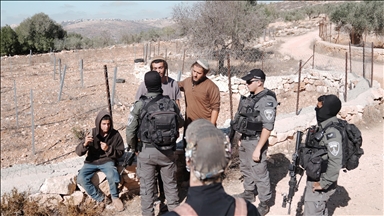 من عائلة واحدة.. إصابة 5 فلسطينيين بهجوم مستوطنين شرقي الضفة