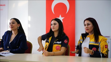 Adana'da 112 personeli sağlık hizmetinde engellere takılmamak için işaret dili öğreniyor