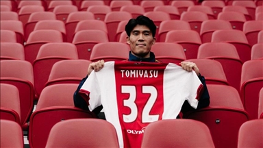 قدم.. أياكس أمستردام يتعاقد مع المدافع الياباني تاكيهيرو تومياسو