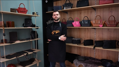 Албанија: Поранешен полицаец ја остави униформата за да се врати на својата страст за ракотворби