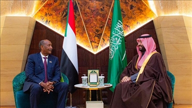 البرهان في الرياض.. مساع للسلام وسط اشتداد المعارك بالسودان 