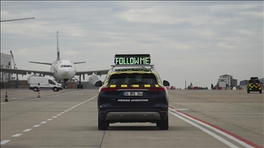 Kuledeki hava trafik kontrolörlerinin yerdeki keskin gözleri